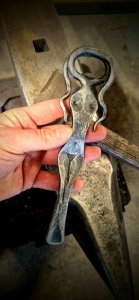 Otvírák na pivo k Valentýnu pro muže ve tvaru ženy.