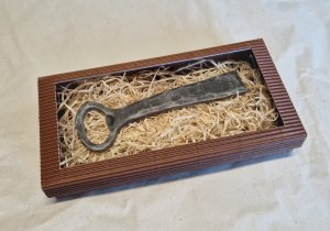 Kovaný otvírák v dárkové krabičce